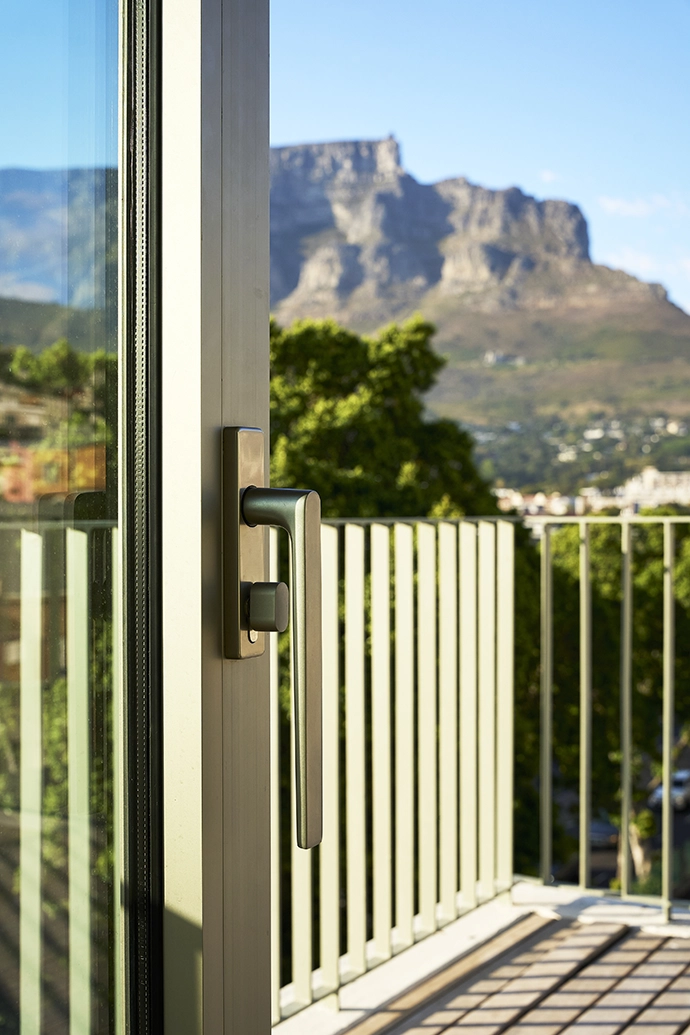 Function meets form. Every hardware detail at Reynaers Haus is designed to perform as beautifully as it looks. This is Reynaers craftsmanship in focus.