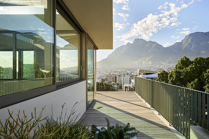 This is the view Reynaers Haus systems were made to showcase – Cape Town's skyline and Table Mountain, wide open.