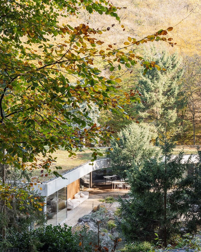 Slovakian-Forest-House-1