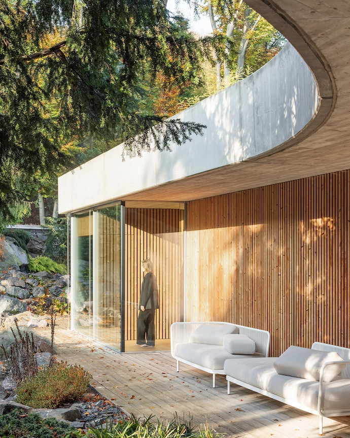Slovakian-Forest-House-3