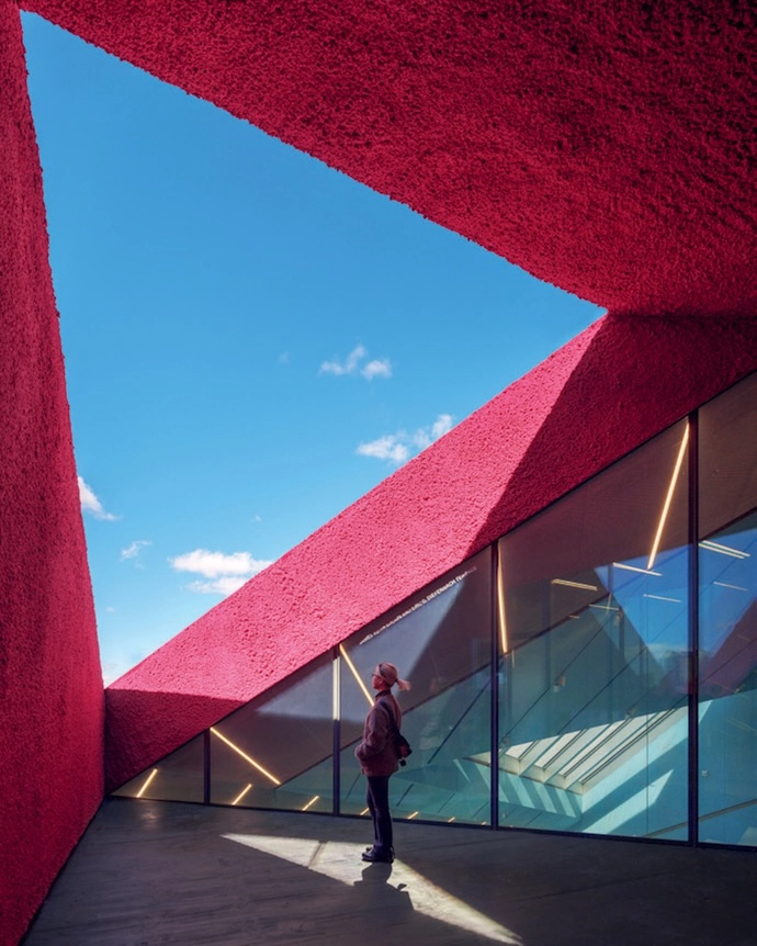 OMA’s extension to New Museum sits adjacent to SANAA’s 2007 building. In architectural dialogue with the original, the extension expands the relationship between indoors and out, oft en through triangular apertures.