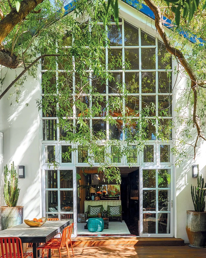 From outside, the building still maintains the bones of the sculptor’s workshop it once was. Timber battens carry the rhythm of the interior mirror slats.