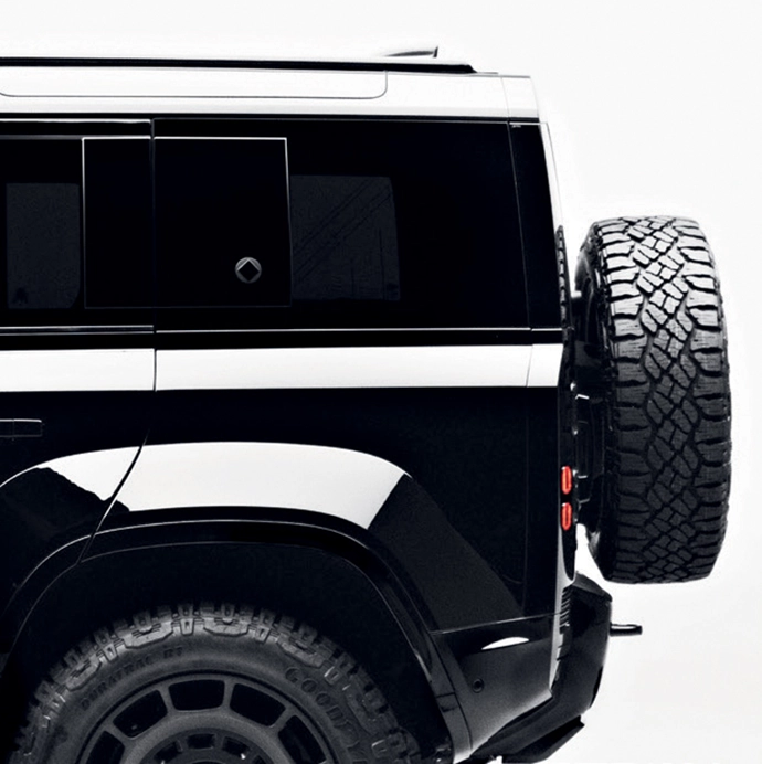 Thirty exterior elements received black finishes as part of the transformation. Defender OCTA Black is available in Narvik Black – the truest black in the Defender paint palette.