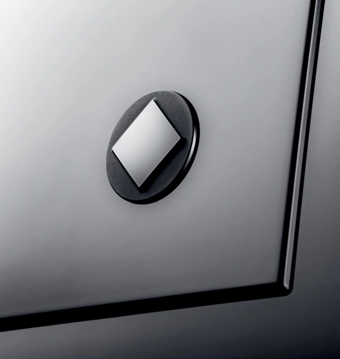 Thirty exterior elements received black finishes as part of the transformation. Defender OCTA Black is available in Narvik Black – the truest black in the Defender paint palette.