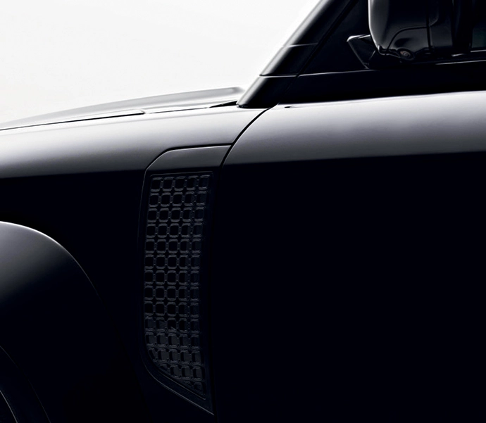 Thirty exterior elements received black finishes as part of the transformation. Defender OCTA Black is available in Narvik Black – the truest black in the Defender paint palette.