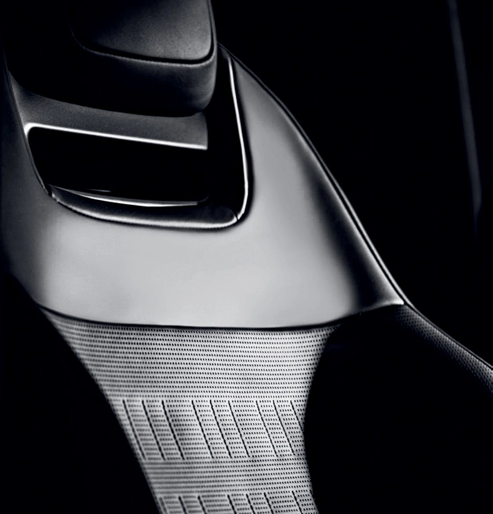Thirty exterior elements received black finishes as part of the transformation. Defender OCTA Black is available in Narvik Black – the truest black in the Defender paint palette.