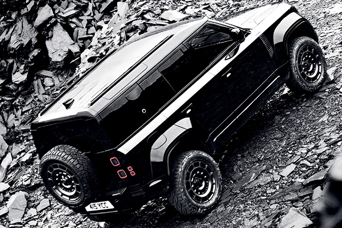 Thirty exterior elements received black finishes as part of the transformation. Defender OCTA Black is available in Narvik Black – the truest black in the Defender paint palette.