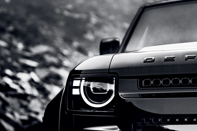 Thirty exterior elements received black finishes as part of the transformation. Defender OCTA Black is available in Narvik Black – the truest black in the Defender paint palette.
