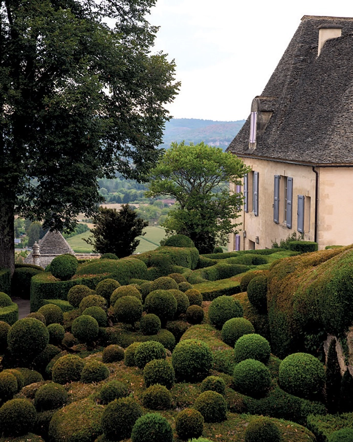 Les Allées de Marly nods to Château de Marly’s formal garden design, catalogued in the National Archives’ albums.