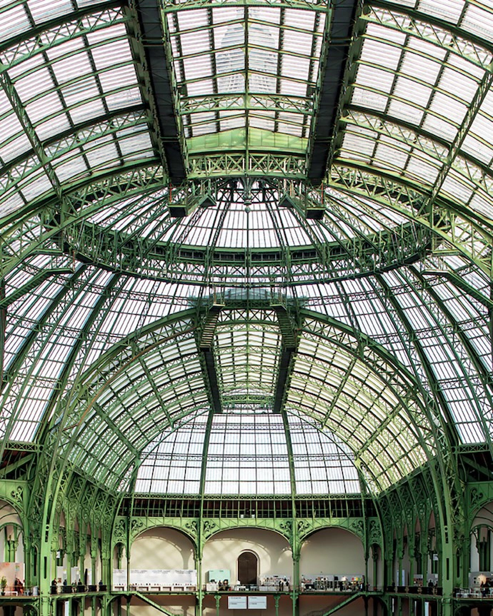 Sous la Verrière offers an architectural interpretation of greenhouses and glass pavilions.