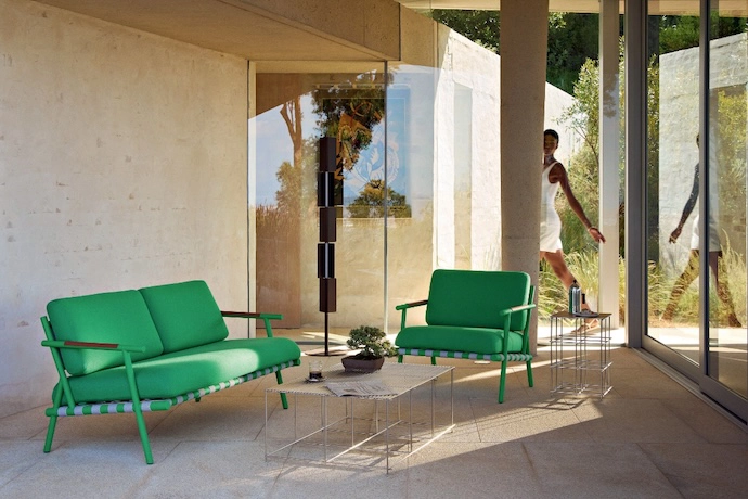 Scaffold’s structural elements and tabletop surface are both made from the repetition of identical rods that allow light to traverse the negative space. The range comes in polished stainless steel, and in steel softened by a pastel powder-coat palette.