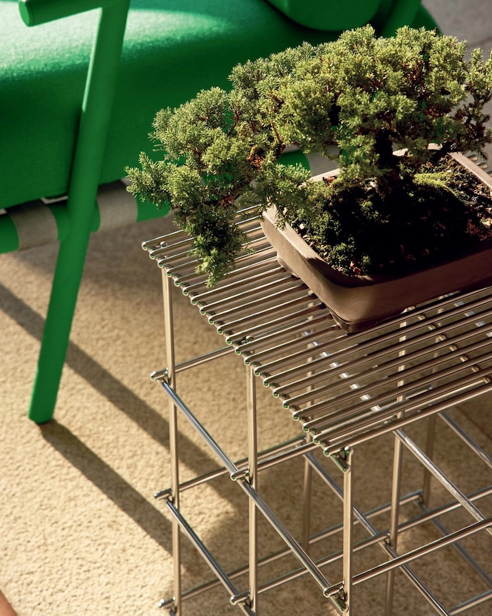 Scaffold’s structural elements and tabletop surface are both made from the repetition of identical rods that allow light to traverse the negative space. The range comes in polished stainless steel, and in steel softened by a pastel powder-coat palette.