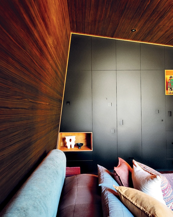“Low chemical compound materials in the interiors make the construction nontoxic,” says Clinton of the main bedroom, with cabinetry echoing that of the kitchen.
