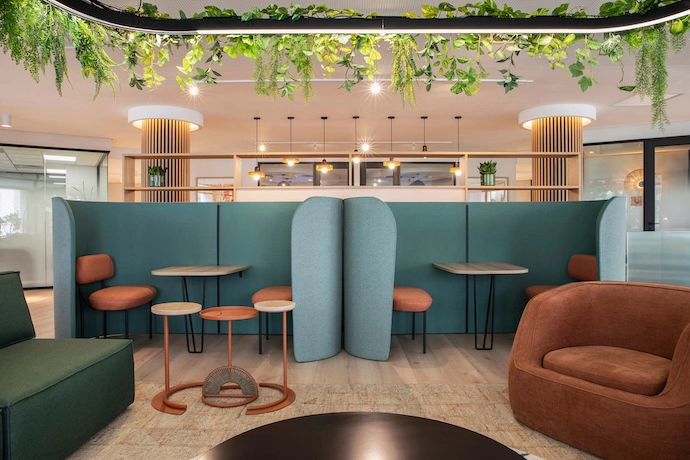 The Guild commercial fit-out brings together a restaurant and a range of flexible coworking and workspace areas, with Paragon Interface leading the design and Trend Group managing the build. Underpinned by a warm, neutral palette, luxurious textures and bespoke joinery, the space feels both welcoming and sophisticated.