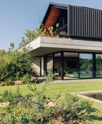 The landscaping draws the indigenous veld into the garden and over the house.
