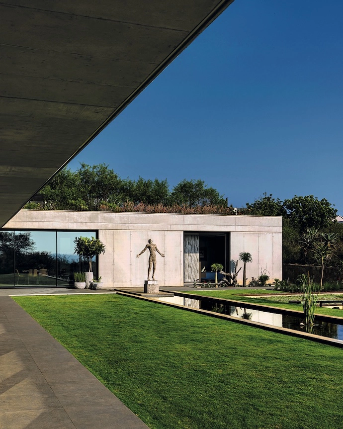 A second wing of the house, with a patio, cellar and guest room, essentially forms an L-shape, which screens it from the neighbours. The refined execution of the building is testimony to the skill of main contractor JP Lombard.