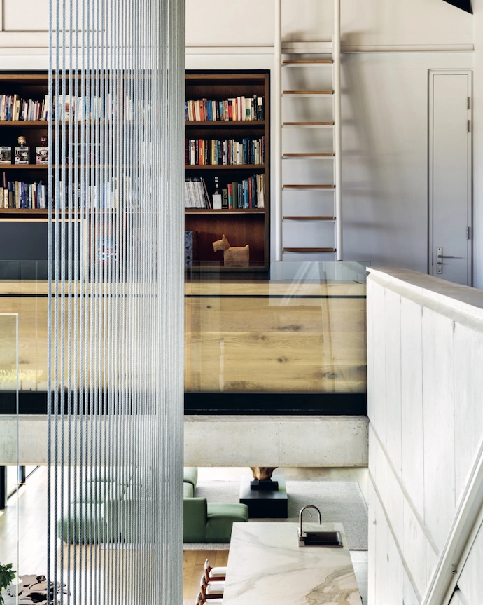 The double volume of the living space connects the levels.