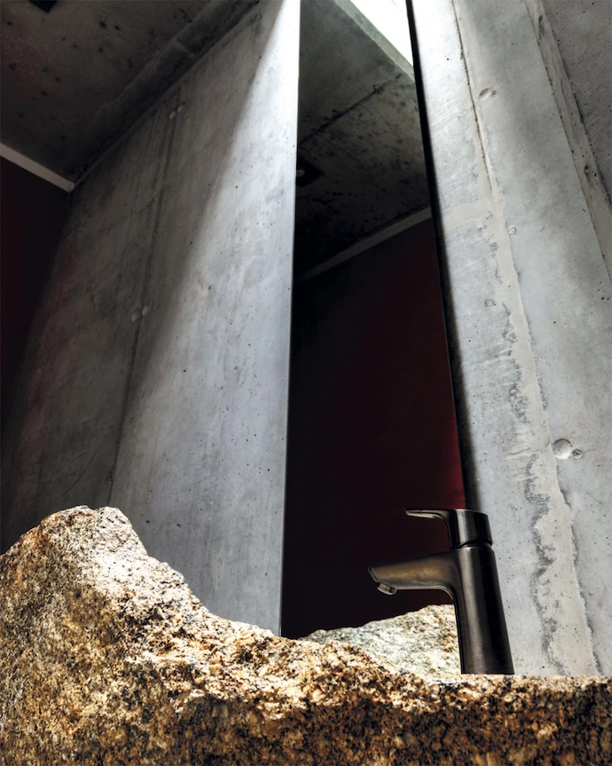 Large dolomite boulders in the landscaping at the entrance add a sense of the presence of earth.