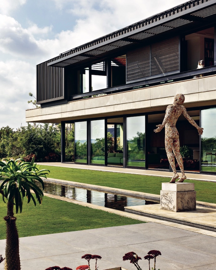 A sculpture by Anton Smit near the pool gestures to the horizon, amplifying the impression of space.