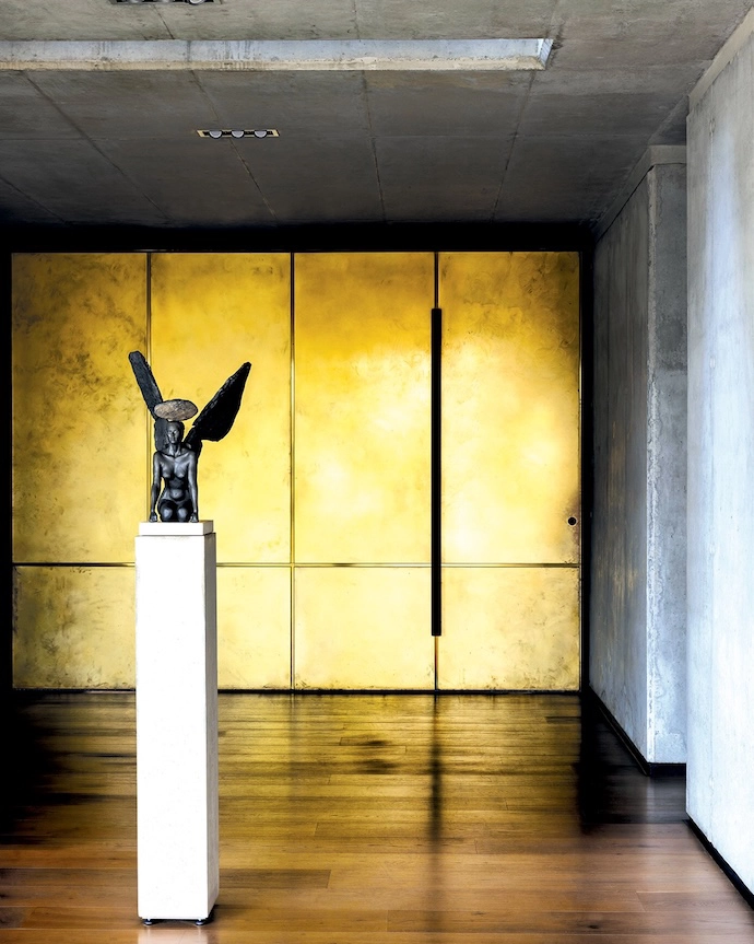 The entrance hall is deliberately minimalist and uncluttered, with an Angus Taylor sculpture on a concrete plinth.