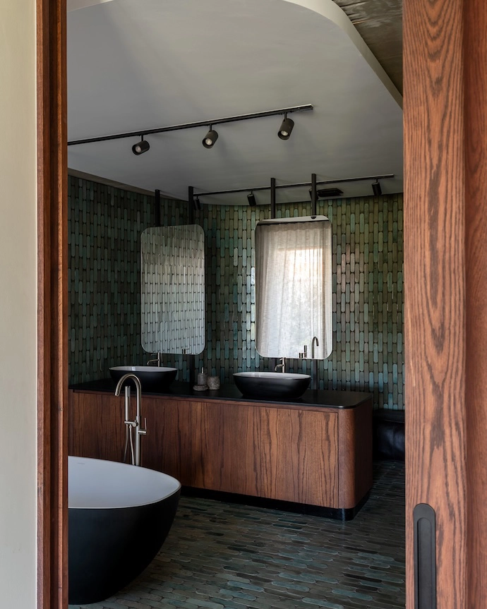 In the bathrooms, lozenge-shaped tiles from Wolkberg Casting Studios cover walls and floors, bringing colour, texture and continuity to interior and exterior feature walls.