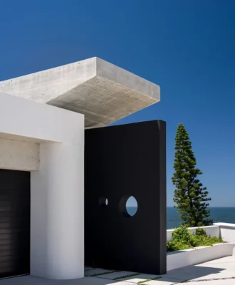 The somewhat Brutalist sculptural forms of this Plettenberg Bay home reflect strength and presence while hinting at the connection between art and architecture that’s central to the design philosophy of Marielise van der Merwe of MVDM Architects.