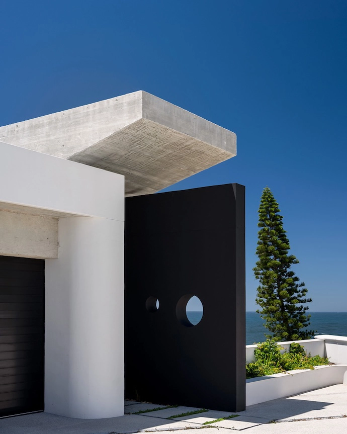 The somewhat Brutalist sculptural forms of this Plettenberg Bay home reflect strength and presence while hinting at the connection between art and architecture that’s central to the design philosophy of Marielise van der Merwe of MVDM Architects.